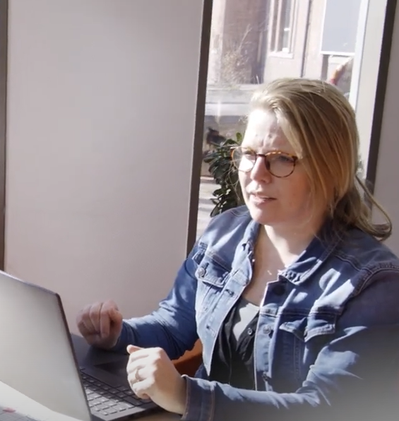 Leerkrachten en pedagogisch medewerkers in units. 